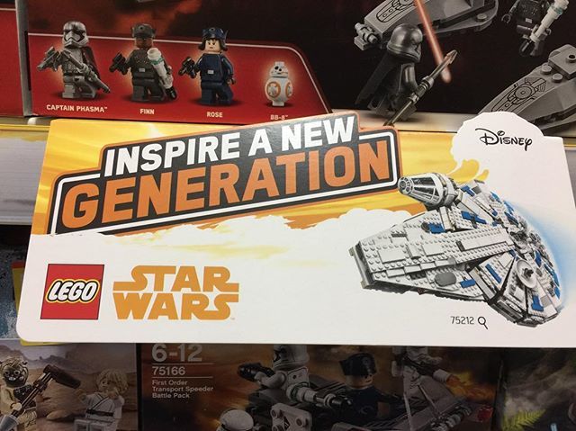 UKToyCollector's tweet photo. Loving the new #Lego #MilleniumFalcon @smythstoys 😃👍🏻 It’s on my #SoloAStarWarsStory shopping list for sure! #InspireANewGeneration https://t.co/qMlWbgaCeC https://t.co/R3HslftlZu