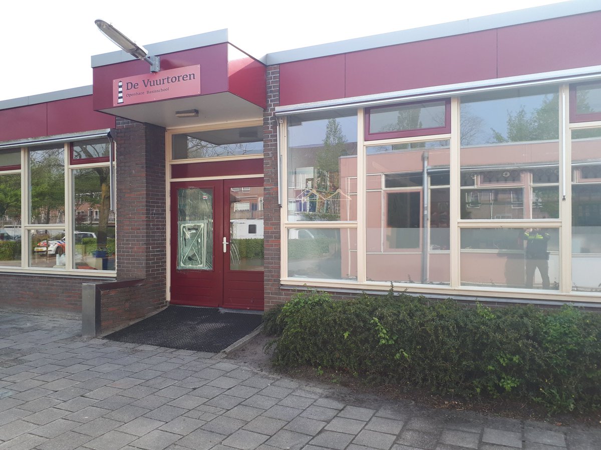 WA_Selwerd's tweet photo. Met wijkagent @fien_degoede  een rondje rondom obs de vuurtoren #lewenborg ivm vernielingen gepleegd rond 27 april. Zowel aan hoofd- als bijgebouw meerdere ruiten vernield. Heeft is iets gezien bel 0900-8844 https://t.co/XrPTUdeuWQ