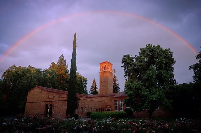 ChicoER's tweet image. A rainbow encircles Trinity Hall 🌈🌈🌈 (📸: @carindorghalli) #ThisIsChico ift.tt/2vQO7FM