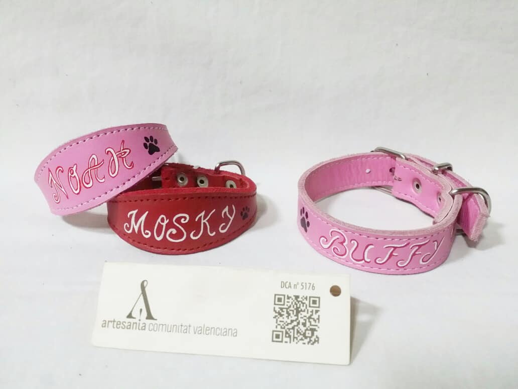 Artesanacuero's tweet photo. #BuenosDias y #FelizDomingo collares perrunos elaborados en piel con el nombre pintado a mano.
#Perros #collarperro #cuero #leather #hechoamano #artesaníq #Mascotas #FelizDía a todos. https://t.co/tGyinjYSg9