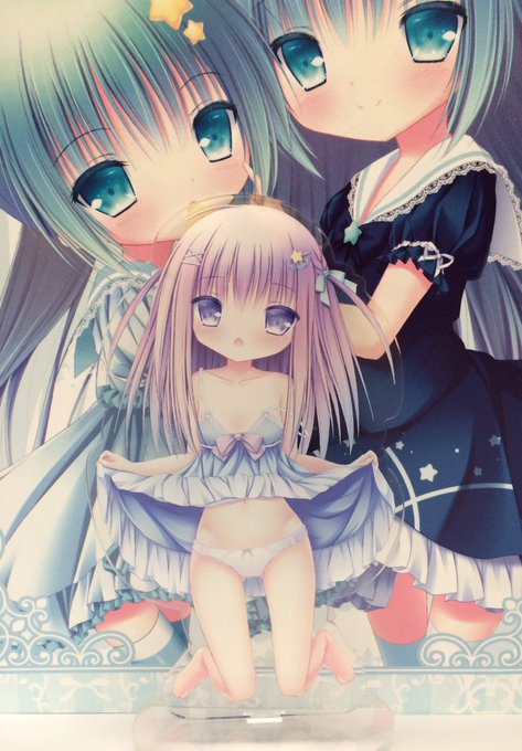 明日のコミ1で頒布するアクリルフィギュア実物こんな感じです!
丸い台座で片面印刷なので光が当たると綺麗な感じです。後ろに写ってるのは新刊です〜
#好きを形にトリニティ 