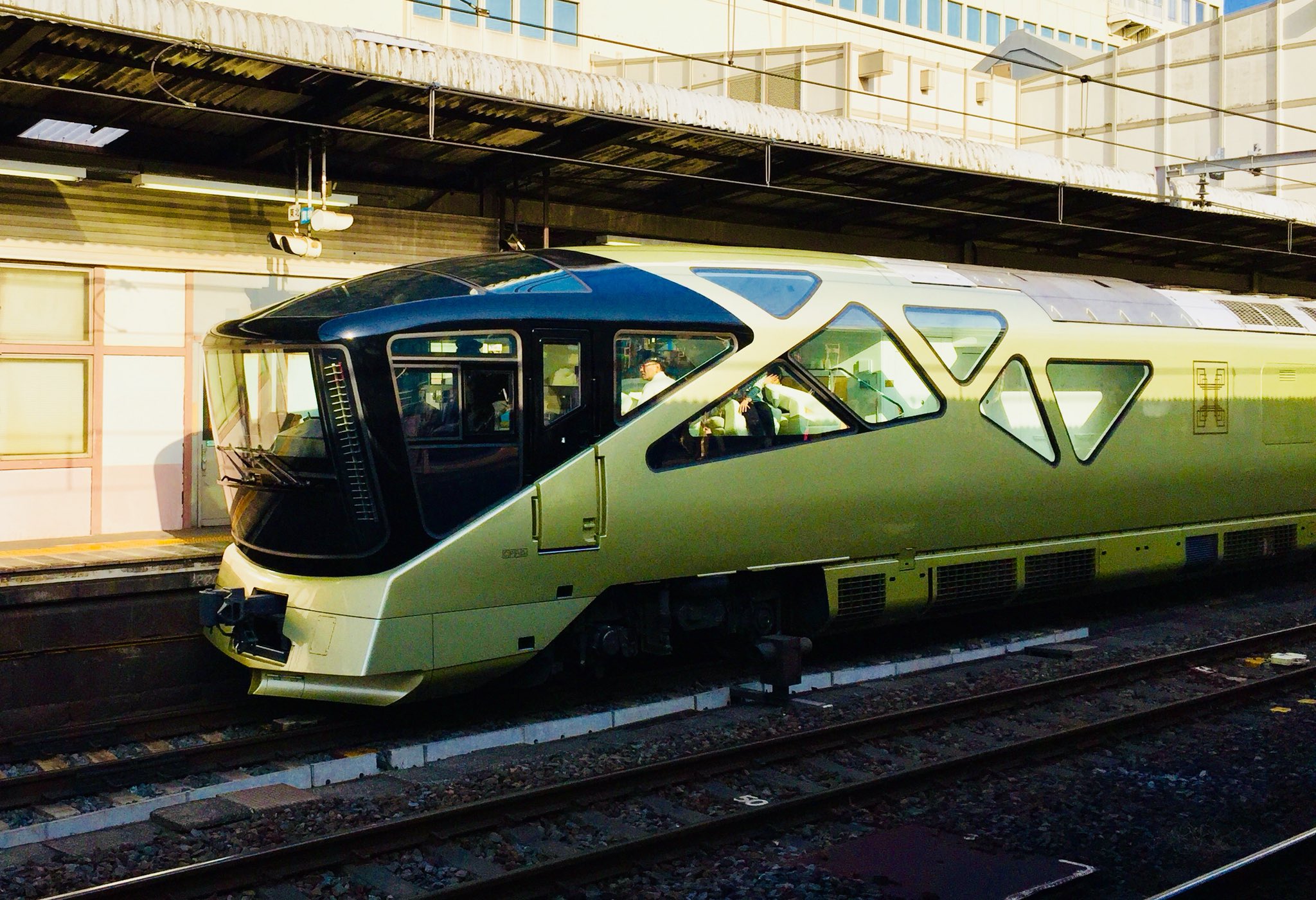 Twitter 上的 Ayumi カッコいい電車が通った 大宮駅 新宿駅で人が転落して電車の運転見合せとの事 ショーボート間に合うかなぁ T Co Meprjpjkce Twitter