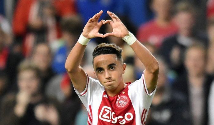 SCCR212's tweet photo. Pour ce dernier match de la saison dans la Cruijff Arena, l'ensemble du stade s'est levé et a applaudi durant toute la 34e minute en mémoire à AbdelHak Nouri.
On ne l'oublie pas dans nos prières #StayStrongAppie #34ForLife https://t.co/mPgKJYC5tf