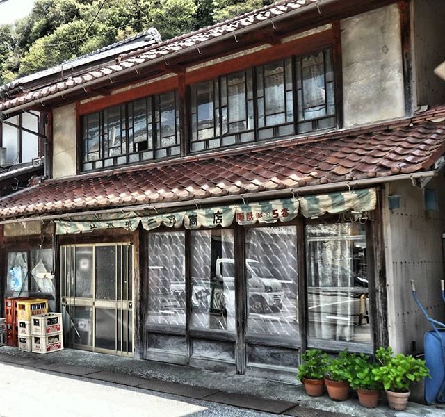 Tumuzo Sur Twitter 田舎のレトロなコンビニ 国道沿いのコンビニには無い味がありますね 1桁の電話番号って有線電話なんでしょうか 滋賀県 米原市 町並み コンビニ 商店街 宿場町 旧街道 昭和 ノスタルジー レトロ 路地 Retro Cityscape