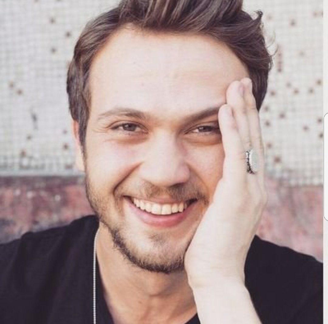 من منهم المفضل عندك من ناحية التمثيل والشهرة والمسلسلات ؟ 
أراس : لايك 
إبراهيم: رتويت 
#ArasBulutIynemli like 
#İbrahimCelikkol rt 
#cukur #SiyahBeyazAsk #AsFer #YaSen