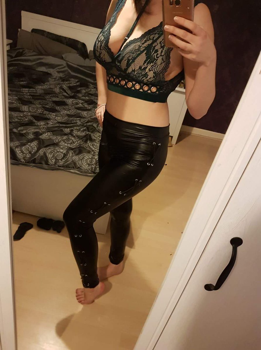 TheKnickerFairy's tweet photo. Anyone who likes the wet look leggings I have more plus we also have a skirt that's double zipped at the back 😉 #easyacess #outout https://t.co/QpwG8qBZX6