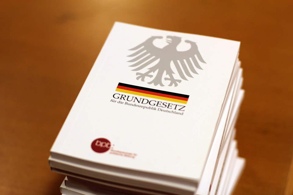 InternetPolicei's tweet photo. Der Buchtipp zum Sonntag:
Grundgesetz
Kurzweilige informative Lektüre
Dem Leser werden Möglichkeiten für ein gutes Leben und Miteinander in Aussicht gestellt, trotz der Historizität immer noch brandaktuell
Diese Literatur ist eine Axt im zugewachsenen Wald des Seins
#deutschtest https://t.co/H5acEUOTLU