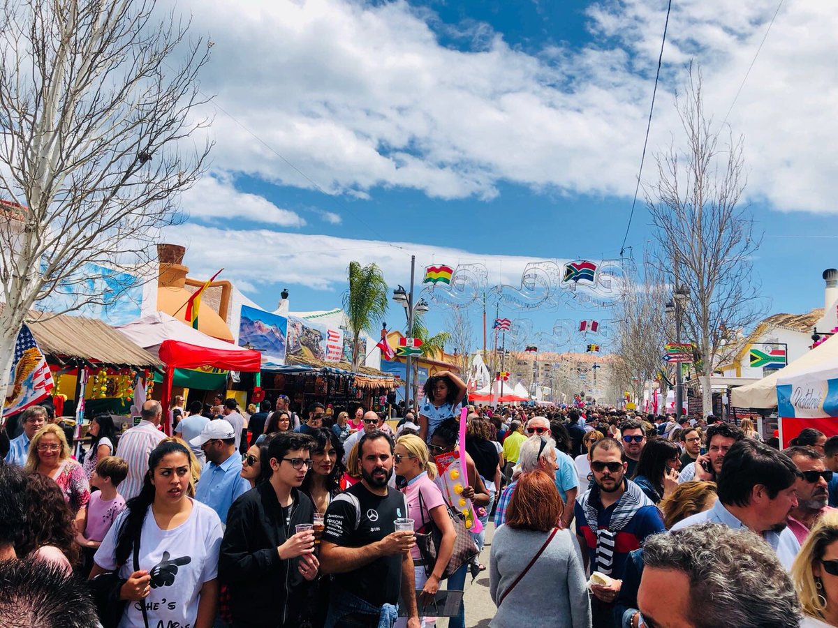 AnaMula1's tweet photo. Y así está ya el recinto ferial. Miles de personas preparadas para disfrutar del tercer día de la Feria Internacional de los Pueblos #FuengirolaUne 🌍 #FIP2018‼️#Fuengirola 💙 https://t.co/GLTzsJn96T