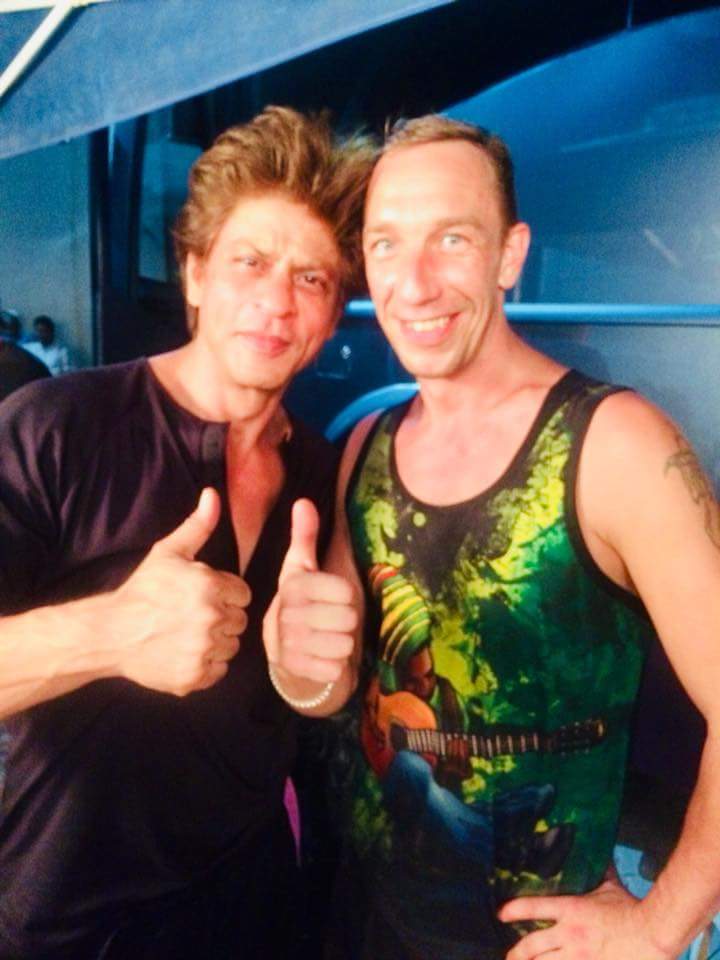 fortheloveofsrk's tweet photo. #ShahRukhKhan  with  crew from #Zero @iamsrk https://t.co/AEKJdeEKrt