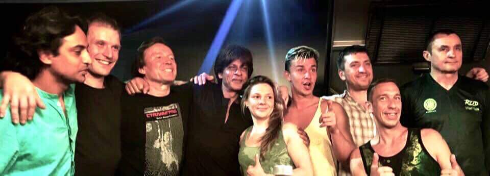 #ShahRukhKhan  with  crew from #Zero <a href="/iamsrk/">Shah Rukh Khan</a>