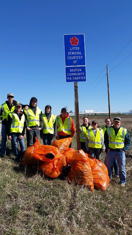 bentonffa's tweet photo. Yesterday members spent a few hours of their morning cleaning up trash along side 218. https://t.co/Wjm41srHPb
