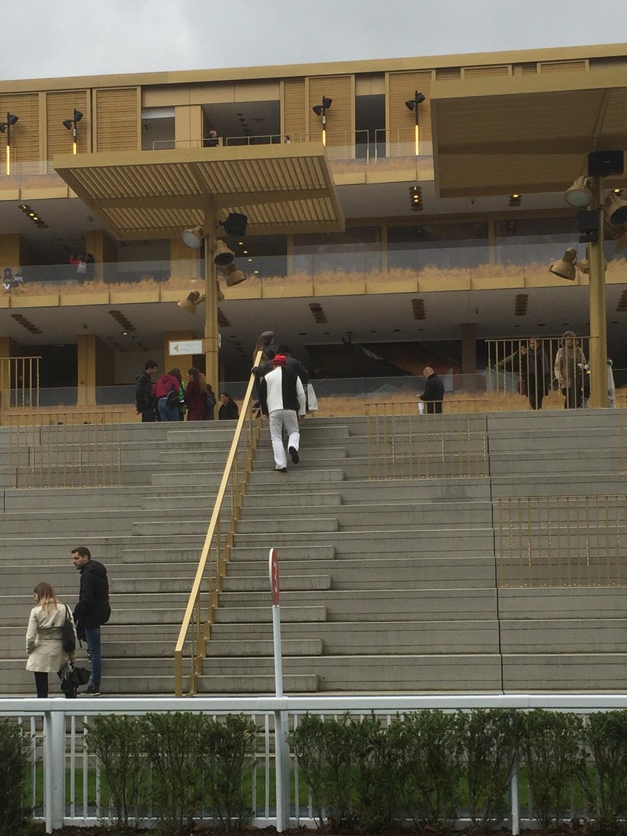 Louchepunter's tweet photo. I can neither confirm nor deny that Anthony Oppenheimer has dressed in his own silks for the day. #Cracksman #ParisLongchamp #TheOpp https://t.co/6xw0viogXP