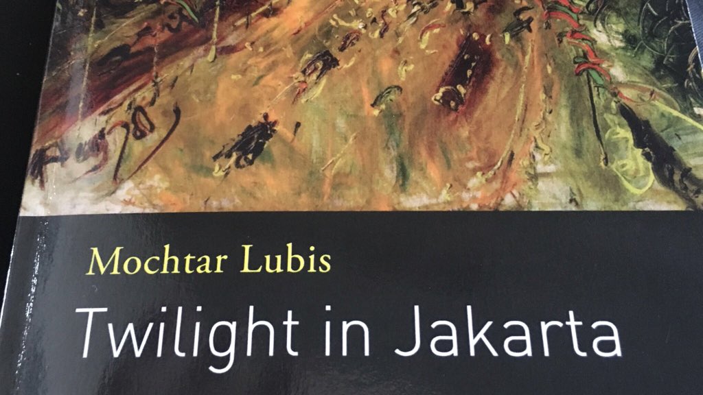 DubesDenmark's tweet photo. Reading “Twilight in #Jakarta” (Senja di Jakarta) by Mochtar Lubis. Great #book with themes still relevant today. Did you know that it was smuggled out of #Indonesia by one of #Denmark’s leading WWII resistance figures, Frode Jacobsen, in 1960 and later published in Malaysia?🇩🇰 https://t.co/qDXR7FASRm