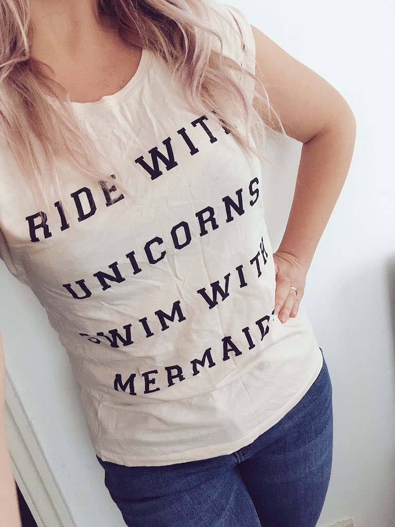 KatesFinds's tweet photo. Today's #SHOOTD this cute tee from New Look 🦄 Perfect casual Sunday 😘 https://t.co/EMxRHYpuGe