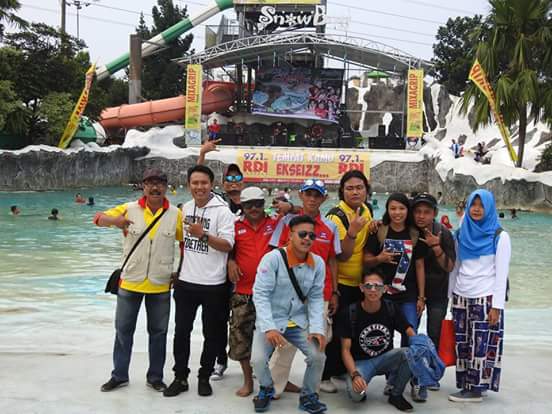 Uchuf17's tweet photo. @rdi971 
Keseruan #JJERDI #JalanJalanEkseizzRDI 
#SenowbayWaterparkTMII @mixagripcocok @mextril_id
#Mixagrip #Mextril https://t.co/sF2UJYsSgV
