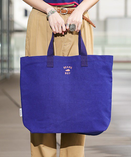 BEAMS BOY＞の誕生20周年を記念して、モトーラ世理奈をモデルに迎えた 