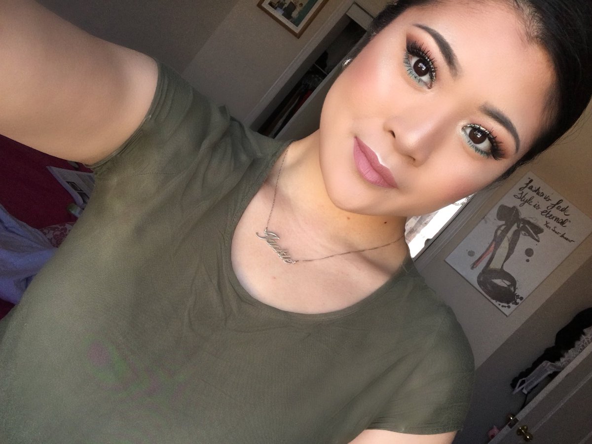 J_DeMonteiro's tweet photo. @Sephora x Warm colors +
@juviasplace x The Magic palettes
@Maybelline x Superstay full coverage foundation, shade no.120
@BenefitBeauty x Hoola Bronzer + Dandelion + Gold Rush Blushes
@hudabeauty x 3D highlighter palette, shade Azores
@ColourPopCo x Ultra Satin Lip, shade Alyssa https://t.co/SdiThQONps