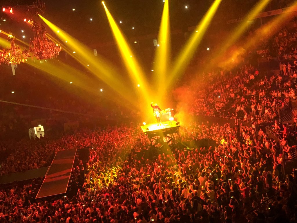 pepperod's tweet photo. @lorenzojova #jovanotti #jovanotti #lorenzolive2018 #sbam #live #comefossepersempre #nofilter #lorenzojova #roma #rome #italia #italy #instadaily #artist #good #music #palalottomatica #photography #2018 #jova #concert #top #instagram #life #instagood #photorod #rodchronicles https://t.co/B4kXfH4SQK