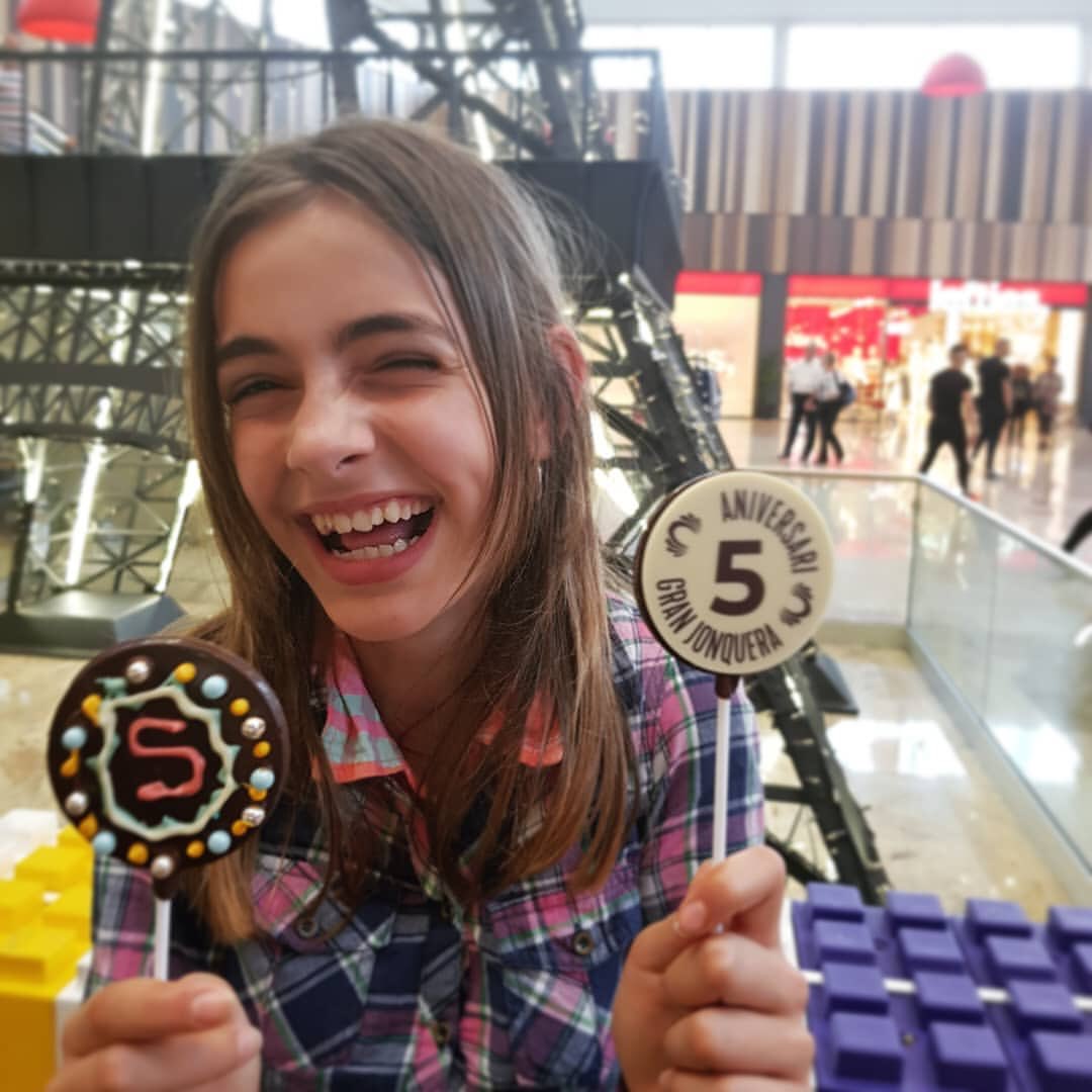 granjonquera's tweet photo. Avui i demà TALLERS @mdexocolata 🍭❤️ Veniu? Us deixem horaris a la segona foto. 
Darrera d’un #Gran5aniversari hi ha moments dolços! 🍫

Atelier chocolat! 😻
Derrière un grand anniversaire il y a des moments des délices! 5ème anniversaire #GranJonquera 💖 https://t.co/9N1cSKlROz