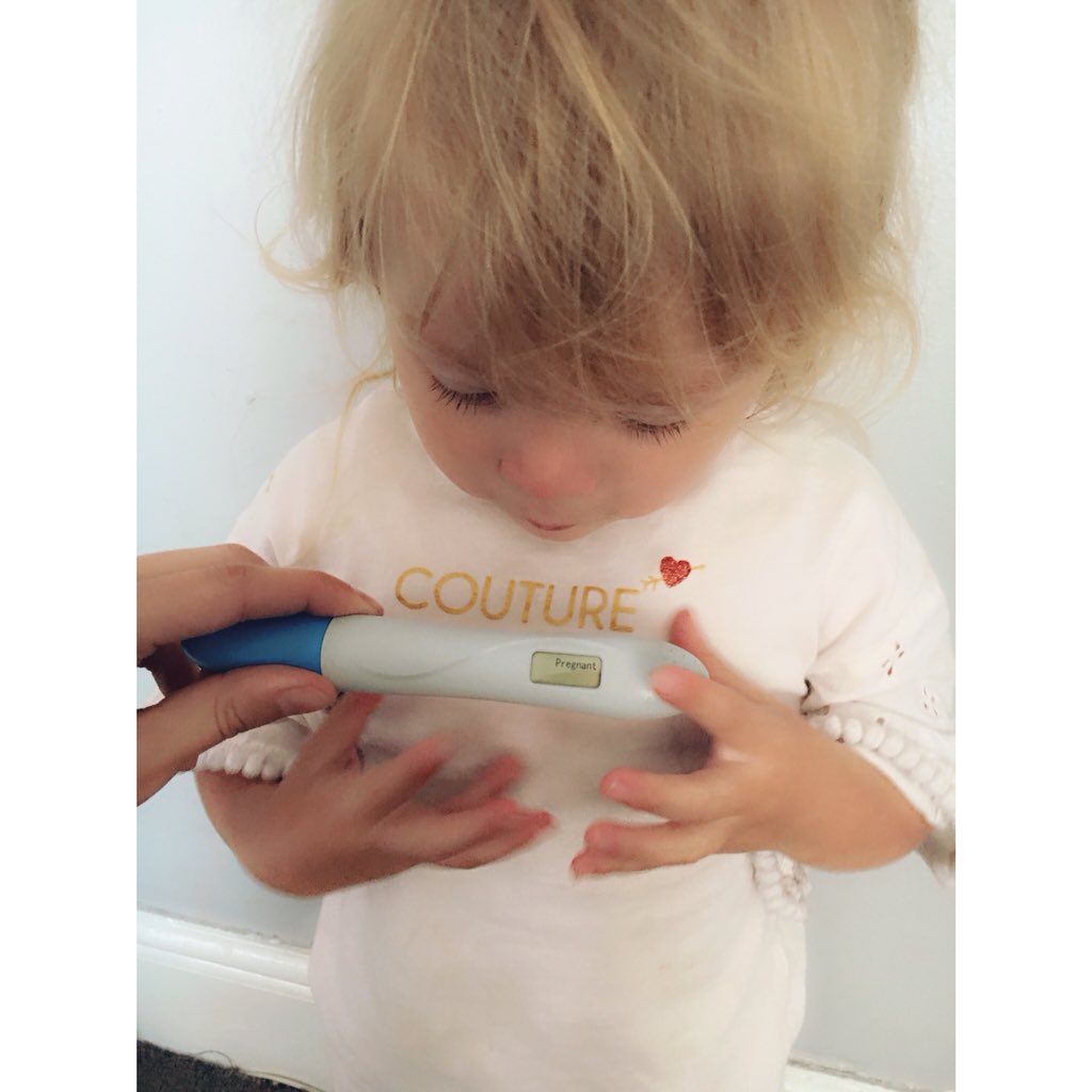SamanthiaHorner's tweet photo. Another sweet smile to brighten our day,another small hand to hold on the way, A new hand to hold, a new heart to love. 🤰🏽👶🏼💛 #pregnancyannouncement #babyno4 #pregnantlady #excitingtimes https://t.co/feLFMlUiPn
