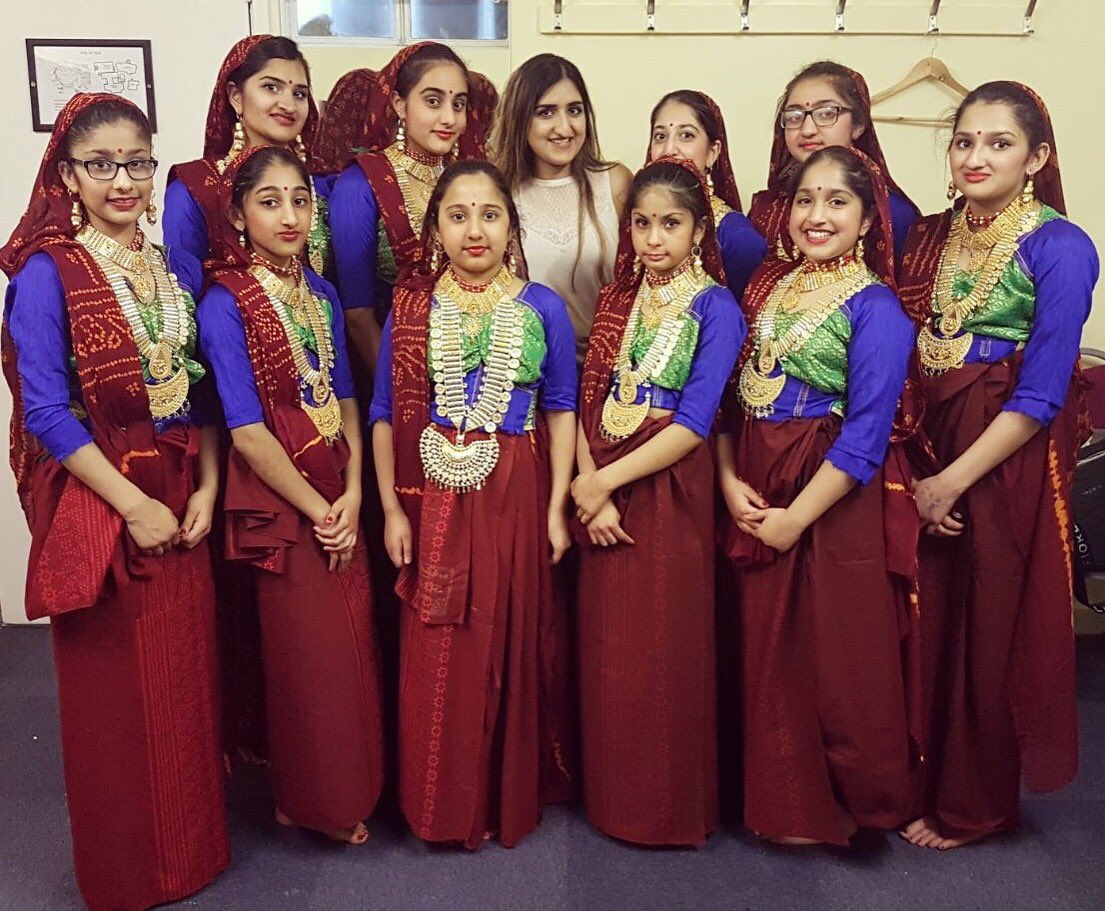 MaherGirlsRaasG's tweet photo. ✨🔥M E R A N I 🔥✨

Jai Lirbai Maa, Jai Jai Garvi Gujarat ॐ

#GujaratiYatra #MaherGirlsRaasGroup #Maherani #Merani #Maniyaro #Rasdra #Gujarati #Garba #JaiAmbe #JaiMataji #JaiShriKrishna #RaasGarba #Dance #Indian #Norta #ForeverFolk #FolkDance #GarbaRaas https://t.co/tCGy9uHOIX