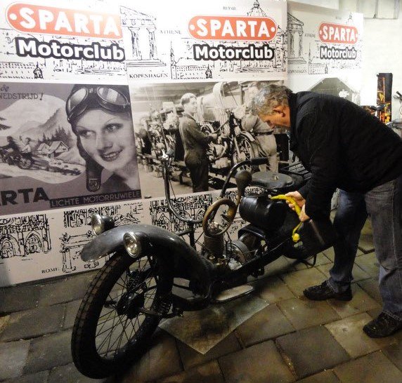 De passie van Peter: (oldtimer)motoren! Hij vertelde erover tijdens de Goudse Hartstocht. Ook meedoen? Meld je aan voor 30 juni 2018 via docs.google.com/forms/d/e/1FAI… #Gouda