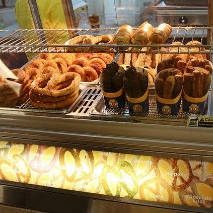CebisEnfo's tweet photo. RT jika Korang suka bau Auntie Anne's dengan Famous Amos dalam shopping malls. https://t.co/rHdfPt7WJT