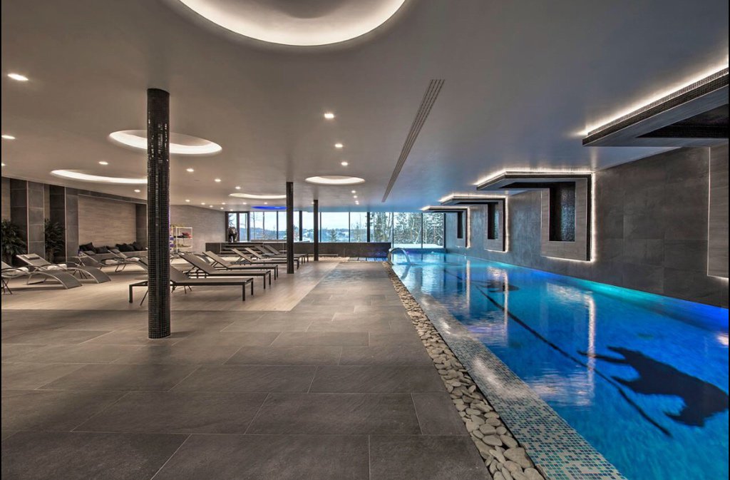 wylsacom's tweet image. Выбирал куда поехать на майские праздники, наткнулся на La Villa Plyos. Это в Плёсе на Волге. 
Ценник за 3 ночи - я столько не зарабатываю. Откуда вообще в богом забытом Плёсе такое? Все просто и ответ в бассейне.