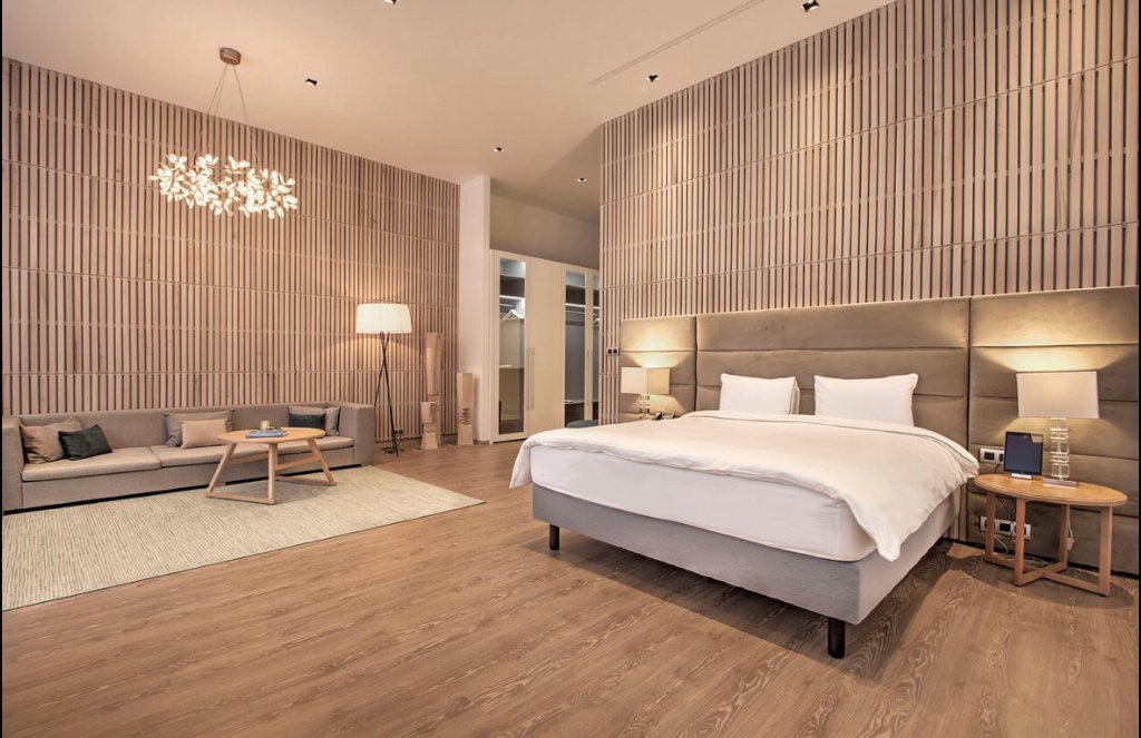 wylsacom's tweet image. Выбирал куда поехать на майские праздники, наткнулся на La Villa Plyos. Это в Плёсе на Волге. 
Ценник за 3 ночи - я столько не зарабатываю. Откуда вообще в богом забытом Плёсе такое? Все просто и ответ в бассейне.