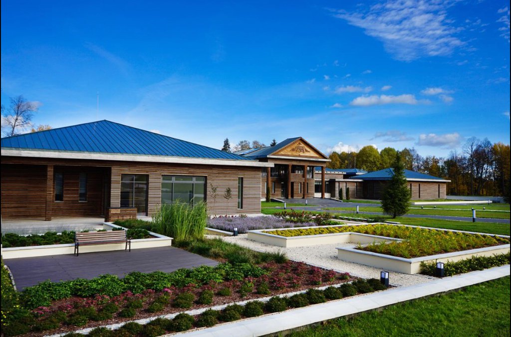 wylsacom's tweet image. Выбирал куда поехать на майские праздники, наткнулся на La Villa Plyos. Это в Плёсе на Волге. 
Ценник за 3 ночи - я столько не зарабатываю. Откуда вообще в богом забытом Плёсе такое? Все просто и ответ в бассейне.