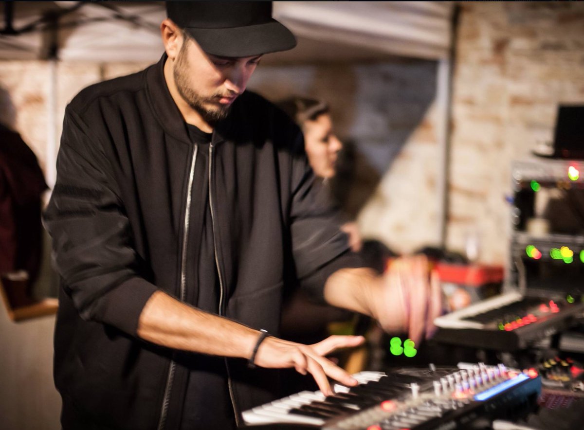 KannabiaSeeds's tweet photo. En 5 minutos se abrirán las puertas del Halle 622 donde está teniendo lugar la #CannaTrade #Zurich 2018. Justo el tiempo de escuchar este temazo de #psychedelic #dub #stepper #music de los increíbles #DubEngine 🎹🥁🎺🎶🎵 https://t.co/XRfo8r8Y6d https://t.co/KtT3UmxT42