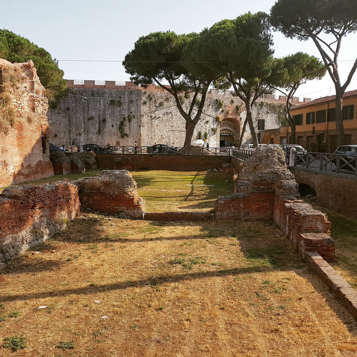 L'area archeologica immersa nella città, divisa da una ringhiera che ne segna la differenza in modo non invasivo, lasciando l'area visibile a tutti 😍 dobbiamo riuscire ad integrare ancora di più antico e moderno 
#MuseumWeek #museivispi #differenceMW 
<a href="/parchivalcornia/">Parchi Val di Cornia</a>
