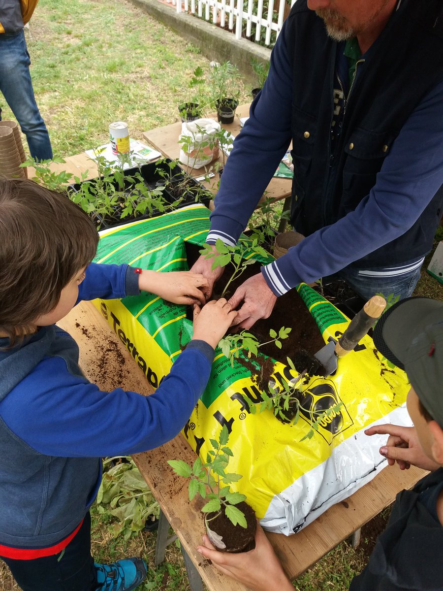 AgriVda's tweet photo. Donnas, Lou Courtì e lou poulayé: sono iniziati i laboratori per bambini e adulti a cura di Fondazione Ollignan, IAR e https://t.co/ye8qmWEKzY agricoltura. Vi aspettiamo! https://t.co/TFCT4u0JKd
