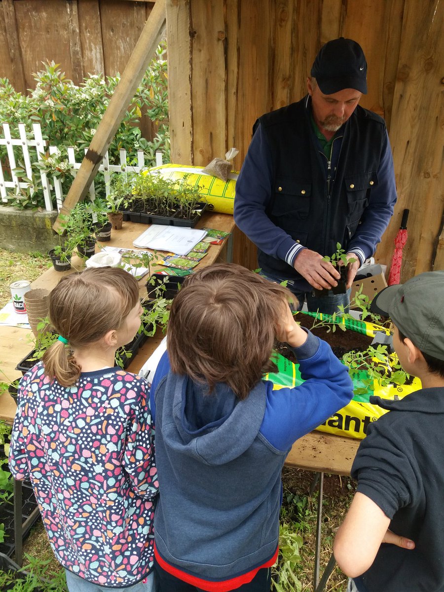 AgriVda's tweet photo. Donnas, Lou Courtì e lou poulayé: sono iniziati i laboratori per bambini e adulti a cura di Fondazione Ollignan, IAR e https://t.co/ye8qmWEKzY agricoltura. Vi aspettiamo! https://t.co/TFCT4u0JKd