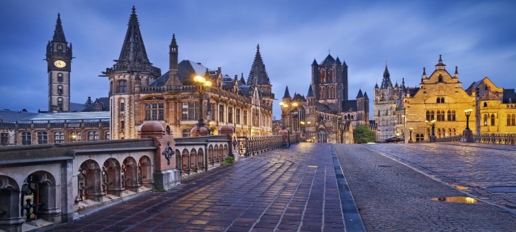 Op zoek naar GENT #tips. 
Waar moet je slapen, waar kun je lekker eten, waar haal je de lekkerste koffie, wat mag ik niet missen? Ook things to do, wandelingen, musea.. Thankyou! #Gent #dtv