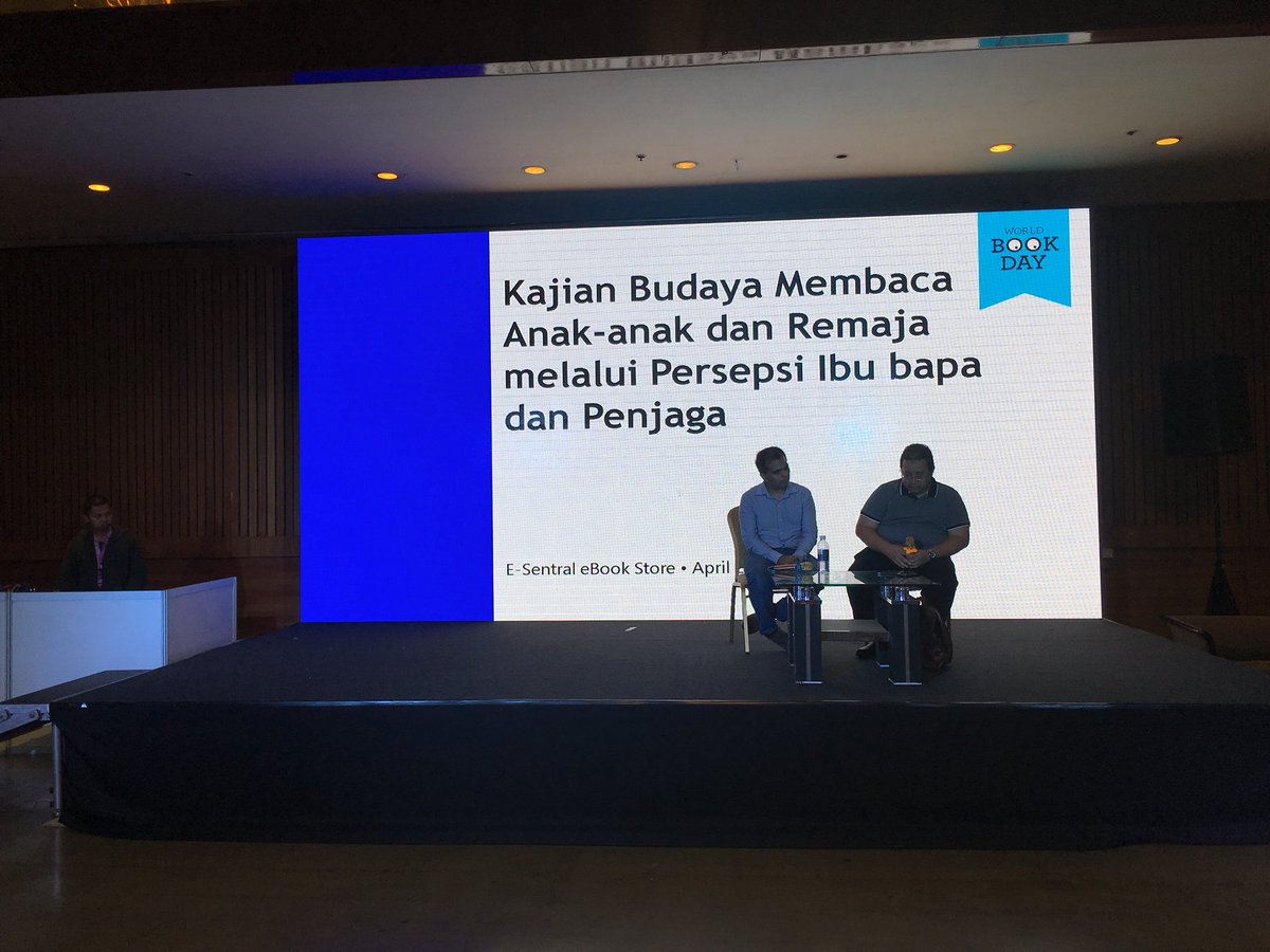 ariefhs's tweet photo. Faiz Al-Shahab presenting the survey result on the reading habit of children and teenager, at #BACAworld 2018. Close to 20,000 parents responded to the survey. Teenagers are reading less book as they grow older. This is clearly a crisis. #pbakl #klibf https://t.co/KcGZ3et0d7