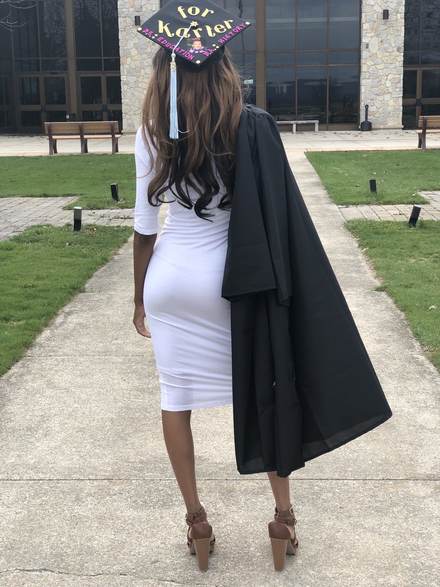 Tinyy_Thoughts's tweet photo. Graduation day was awesome! #ClassOf2018 #BAinHistory #BSinEducation https://t.co/wvGlrISztj
