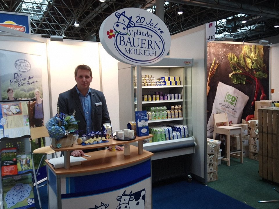 UplaenderMolke's tweet photo. Bis 17.30 sind wir heute an Stand A10 auf der #BioWest in #Duesseldorf. Besucht uns und probiert leckeren Bio-Handkäse oder unsere Bio-Fruchtbuttermilch.
@bioland_de @BNN_eV @UnternehmensGRU
#uplaender #fairemilch https://t.co/CtOsxG4BdW