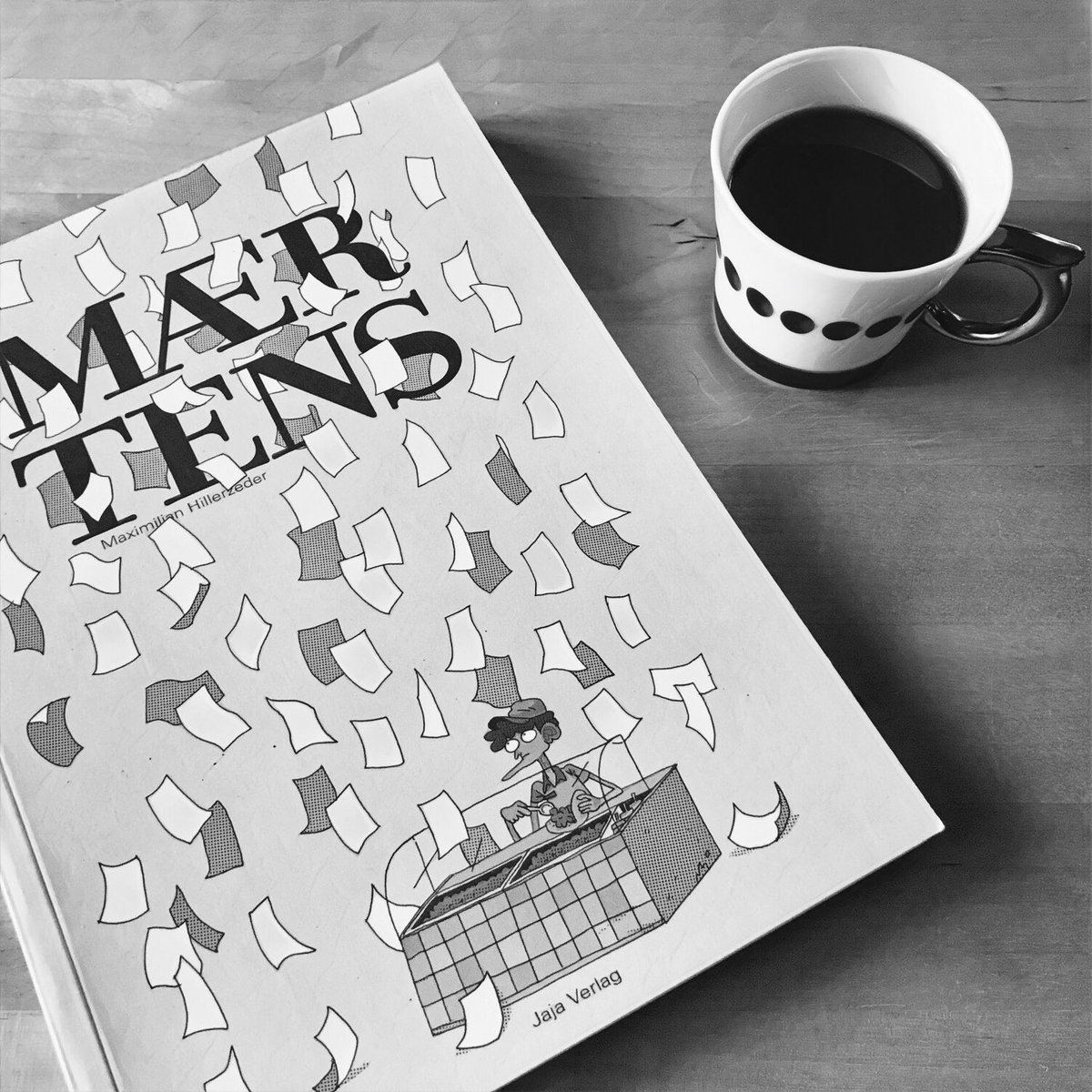 ☀️☕️📖❤️✨🌟🙌
@Hillerzeder @JajaVerlag 👍

Das liest sich sehr fein, soeben gestartet und bin gefesselt ... grafisch und erzählerisch top!!!
#comiclove #booklove #coffeelove 
#comic #graphicnovel 
Mehr dazu später, drüben auf Goodreads! 📚📖🤓