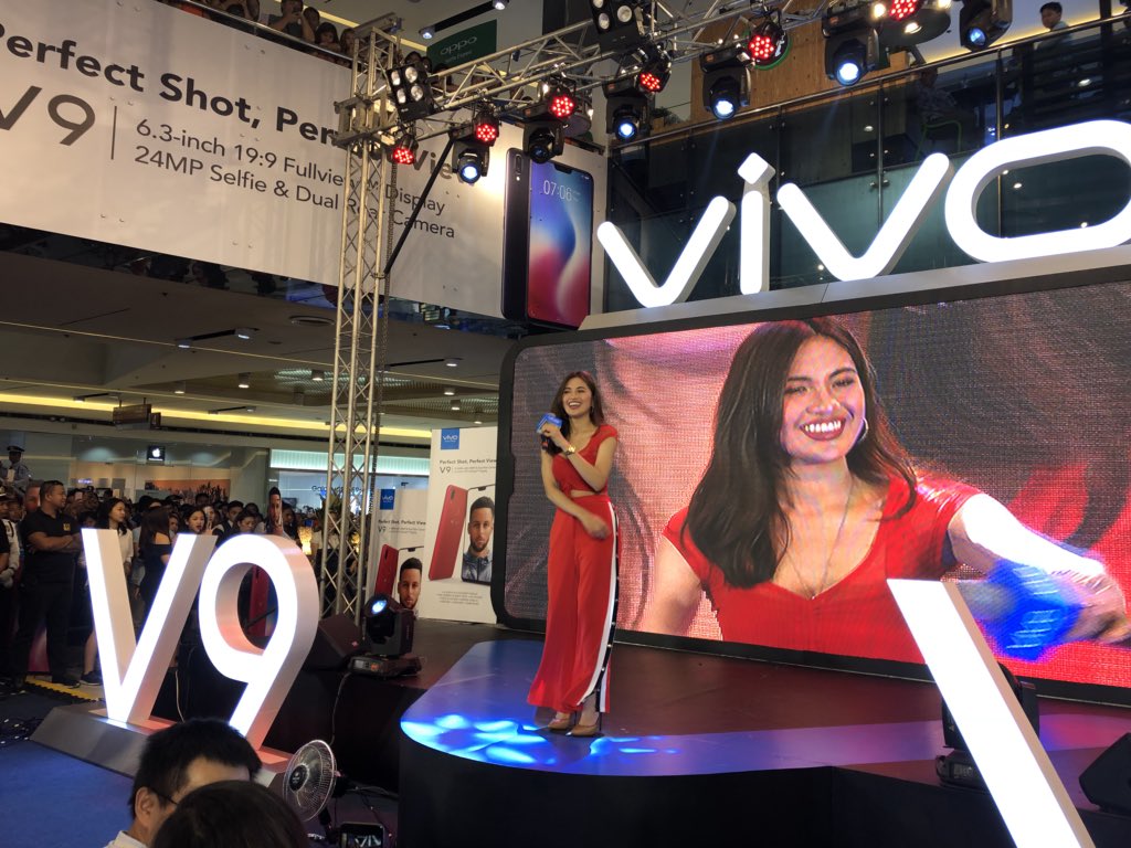 villagepipol's tweet photo. Multi Awarded Singer and Song writer Julie Ann San Jose performing at the unveiling of Vivo V9 Velvet Red. @Vivo_Phil @MyJaps
#VivoREDomination #VPEvents #VivoV9MallTour https://t.co/87EEMnRrt5