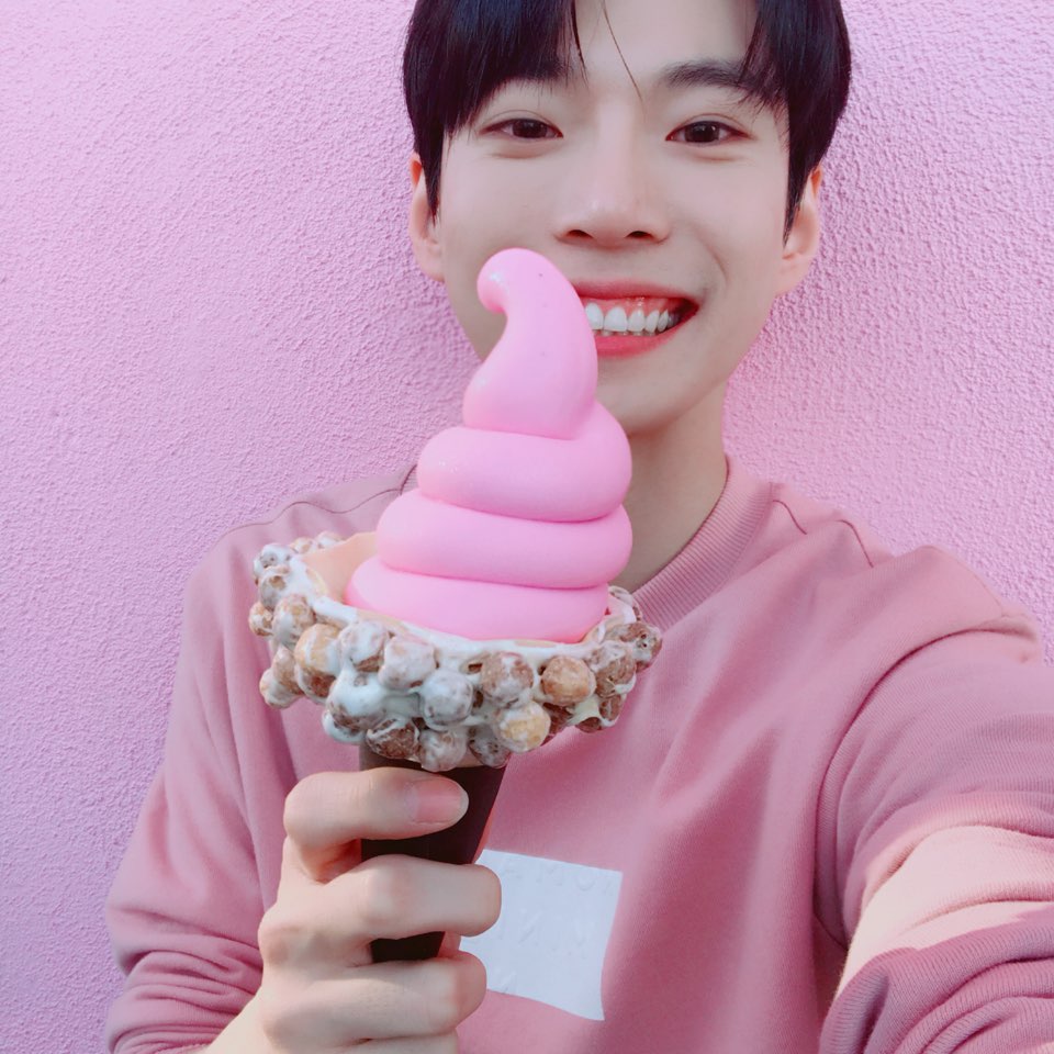 NCT_DYK's tweet photo. 저는 엘에이에서 잘지내고 있답니다 @.@ https://t.co/0xpzU4grlO