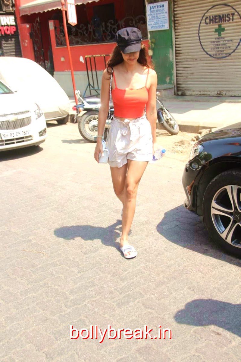 TheNameIsYashTM's tweet photo. Who is this #cute #beautiful #gorgeous girl u just make my day β₯οΈπ #beauteous
#DishaPatani πΈ(@DishPatani)πΈ spotted in Bandra earlier Yesterday π·β¨ #DishaPatani
Look at her with a black cap n orange #Captivating outfit of her.
#stupendeous #Baaghi2 @iTIGERSHROFF . https://t.co/14vMC9ZTFp