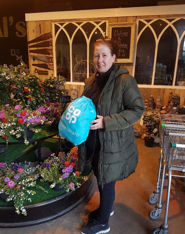 eve_cheryle's tweet photo. Fab photos of Claire #bloomingAls  who’s helping @Roppa71 @CoopFuneralcare to raise funds for Hadrian School and support Whitehills community  by supplying daffodil bulbs #amazing #sundaymotivation https://t.co/24ZQiYkn8p