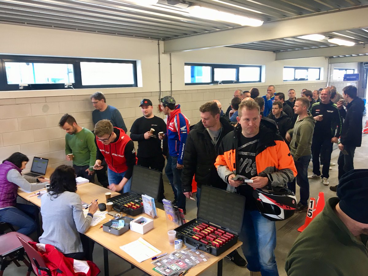 ZAC_motoren's tweet photo. Start nieuw seizoen 🏍 11 events met oa Croix en Lausitzring 😜 nu eerst Assen Vrij Rijden en #2theexperience circuittraining 👍🏼🏁 https://t.co/22kVl2rPgf