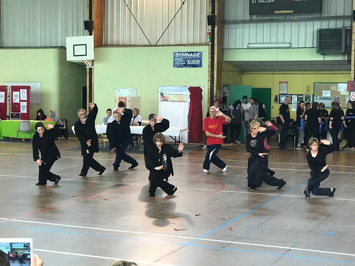 TsvFrancis's tweet photo. 7eme édition de faites pétiller votre santé à Saint Vallier 28 avril , 7eme participation de notre association Taiji Saint Vallerien avec des démonstrations de Taiji éventail,self défense féminine, Qigong, Taiji quan https://t.co/M3gGoF95g7