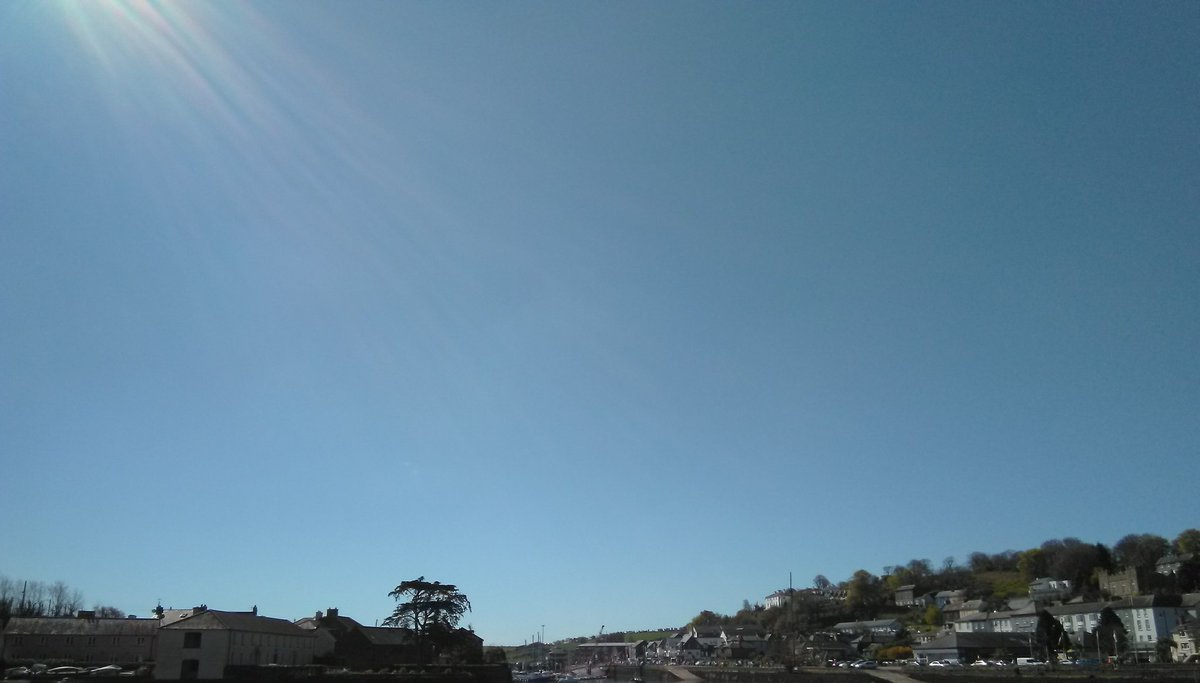 CottonBallBrew's tweet photo. Blue skies all round. See ye from 1pm today in @FranWellBrewPub for the final day of #springfest18 bring your sunscreen 😎 https://t.co/aMN6KhIWRV