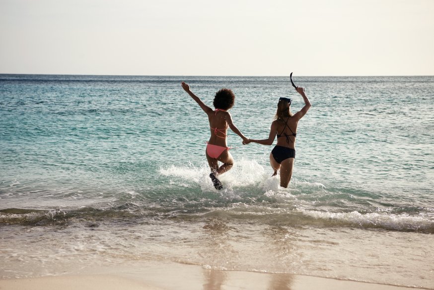 Hunkemoller's tweet photo. Ready to run into the sea with our new swimwear. But for now, we’re doing a bit of online shopping in bed. #memberweekend #Sunday #hunkemöller https://t.co/ptwI4Jlb4e https://t.co/5Gt7yoa3fL