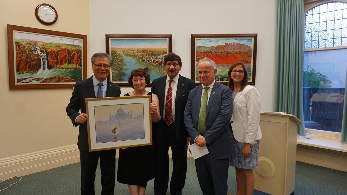 RACSurgeons's tweet photo. While Dr Sam Gue’s reputation as a gifted #surgeon has been well known across #Adelaide for almost four decades, it may surprise some to learn that he has developed an equally high profile in the #arts community. Full article in April's #SurgicalNews: https://t.co/qjyhJpxYqC https://t.co/KIsiy66PbP