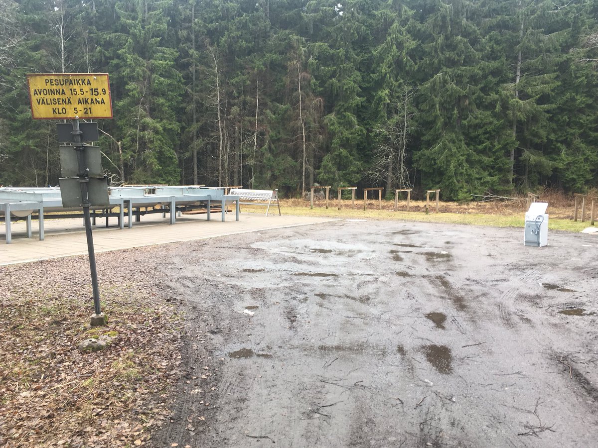anniannitanni's tweet photo. Se on joku varustautunut tulevaan matonpesukesään viemällä oman pesukoneen Peltolammin matonpesupaikalle. #tampere #mattopyykki https://t.co/eeIqCFmpJK