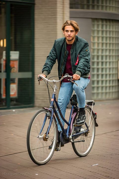 HaagseFietsChic's tweet photo. I see his “remove before flight” tassel, but am looking for the jet engine intake on his bike. ;-) #HaagseFietsChic #FietsChic #LovesBikes #CycleChic #DenHaag #TheHague #haag #fiets #chic #bicycle #citycycling #bikefashion #pedal #photo #photooftheday https://t.co/QqTnDU9441